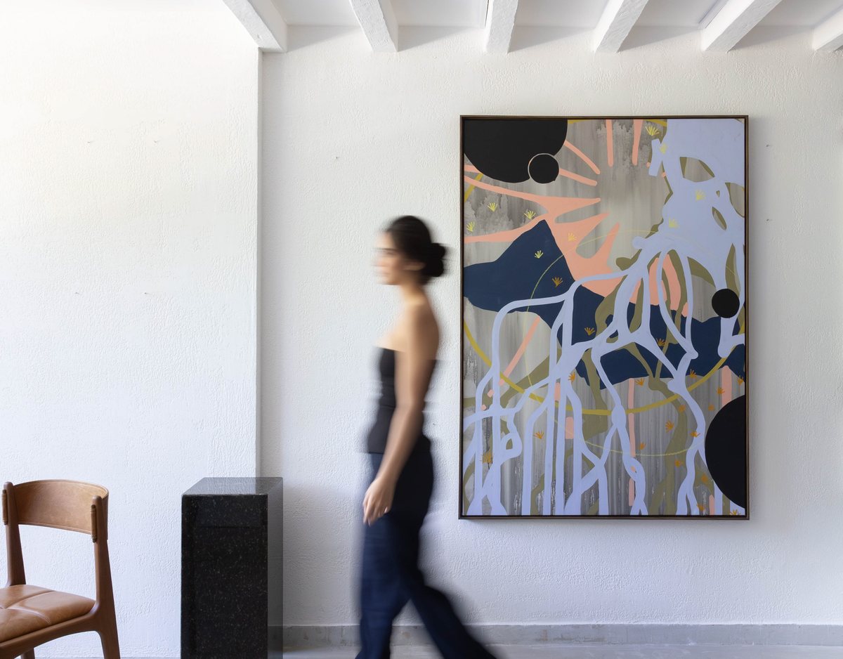 Pintura de Juliana Gontijo, vista ampla da sala
