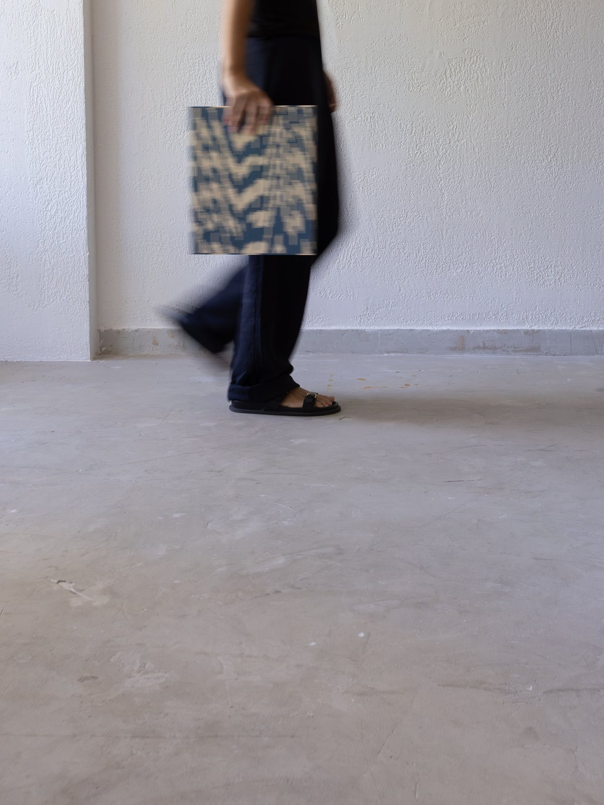 Obra de Marcelo Macedo na sala da galeria